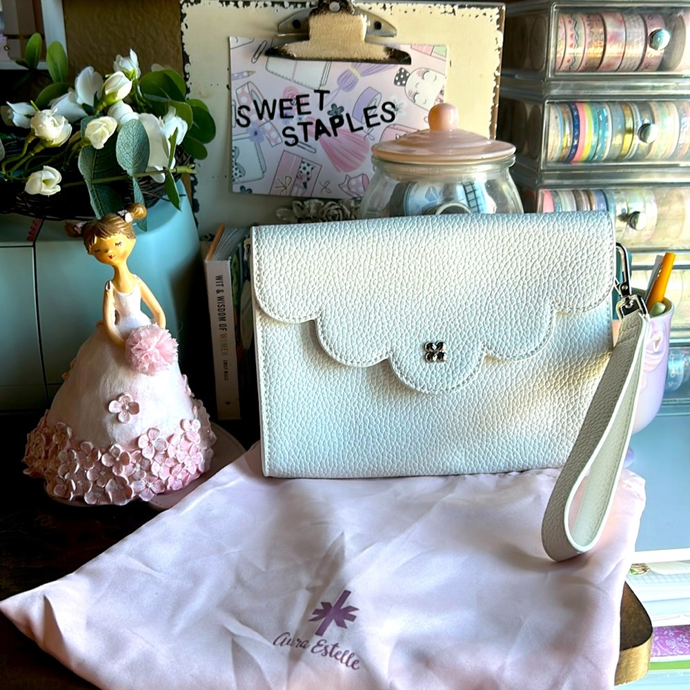 🎀Clutch detachable wristlet by Aura Estelle Cloud snow angel 🎀 Evening